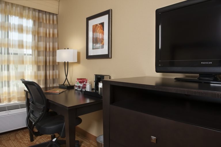 BR_Hotel_Desk_05-13
